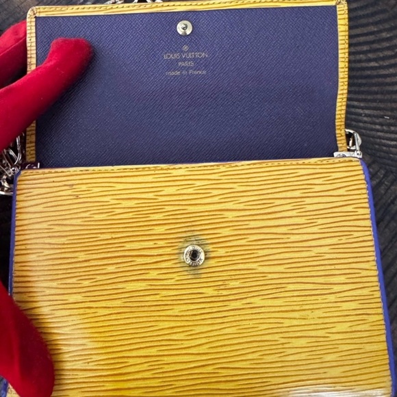 LOUIS VUITTON Epi Leather Yellow Porte Monnaie Billets Cartes Wallet
converted - Picture 3 of 12